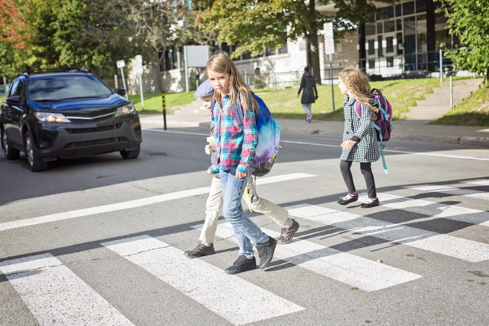 common ways to avoid traffic accidents: keep an eye on children